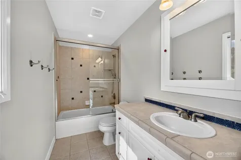 25720 NE 4th Place Sammamish WA 98074