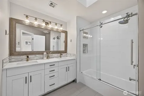 25720 NE 4th Place Sammamish WA 98074