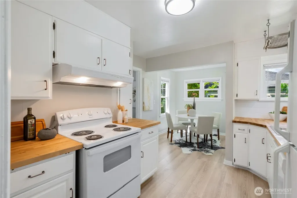 9336 35th Avenue NE Seattle WA 98115