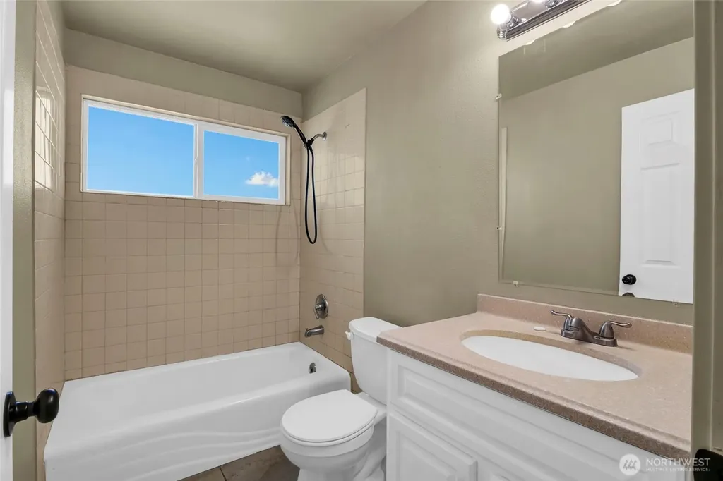 1003 S Evergreen Drive Moses Lake WA 98837