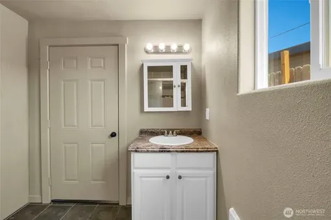 1003 S Evergreen Drive Moses Lake WA 98837