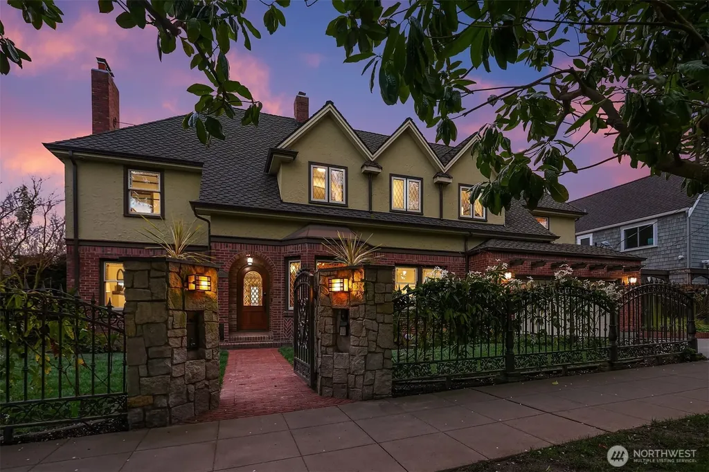 2409 29th Avenue W Seattle WA 98199