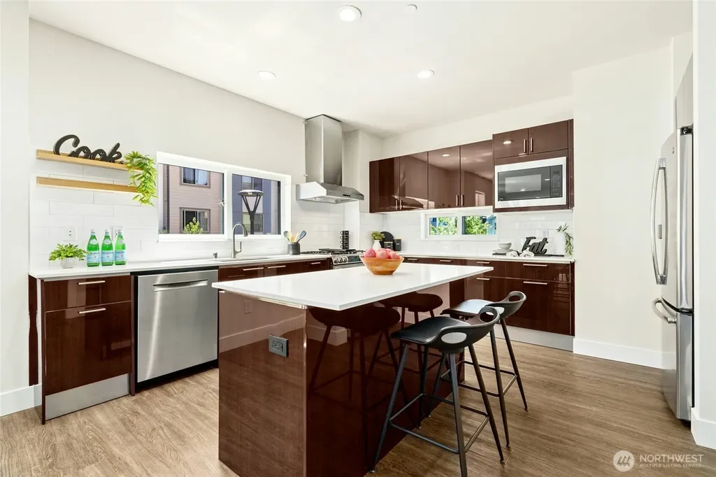 537 Glacier Walk SE Sammamish WA 98074