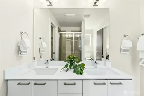537 Glacier Walk SE Sammamish WA 98074