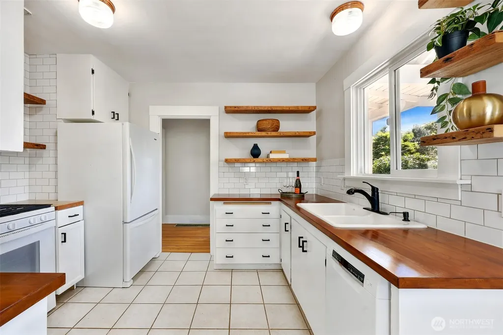 10327 Stone Avenue N Seattle WA 98133