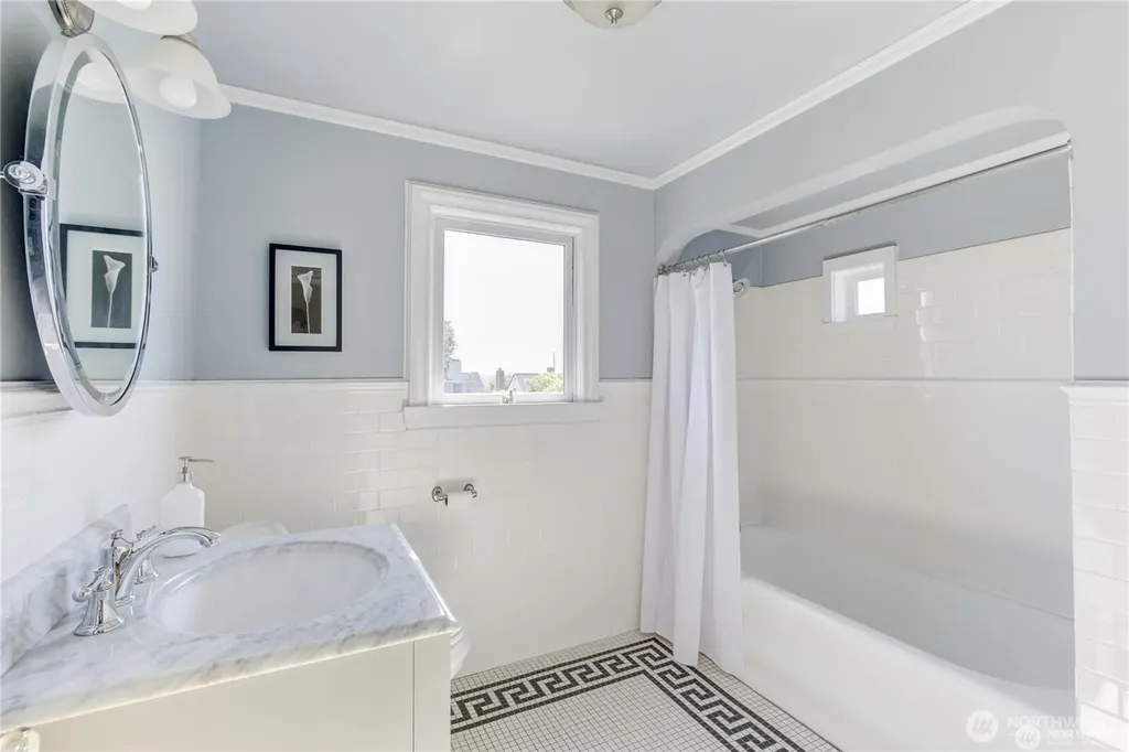 2916 28th Avenue W Seattle WA 98199