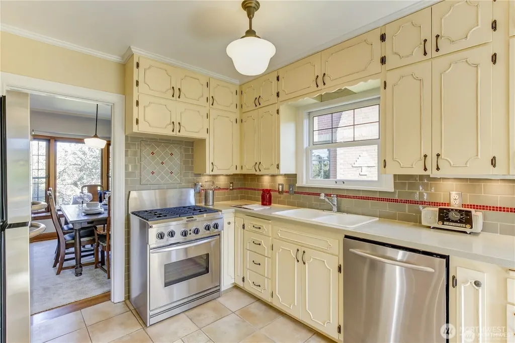 2916 28th Avenue W Seattle WA 98199