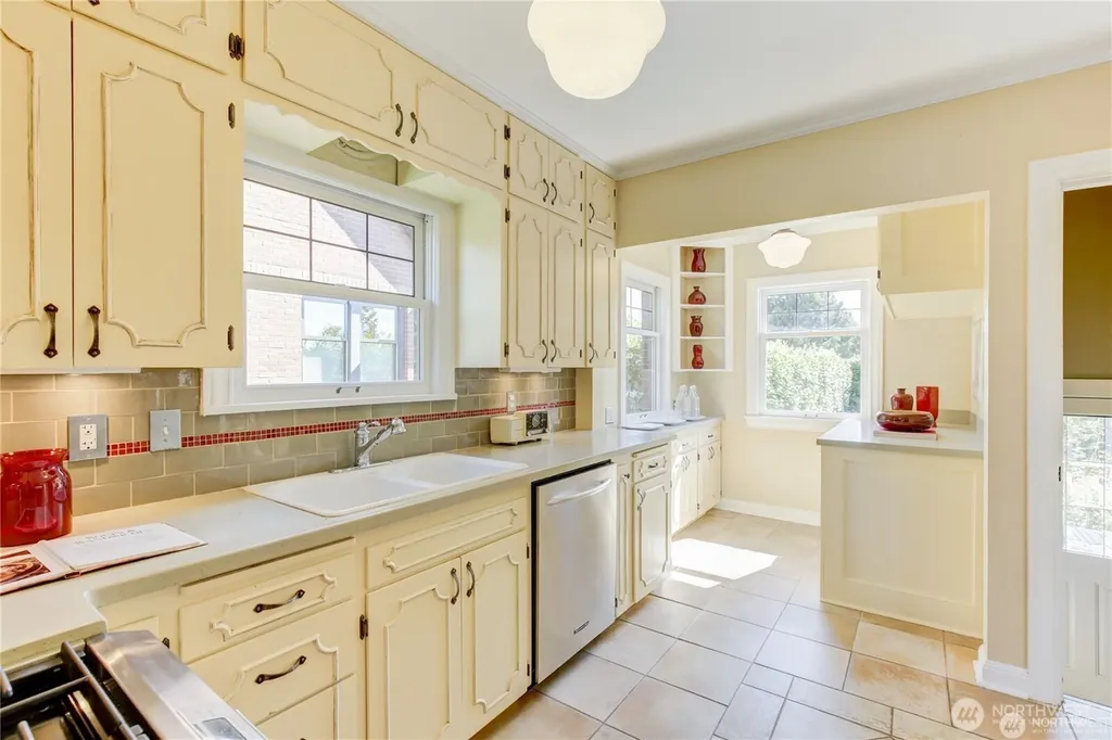 2916 28th Avenue W Seattle WA 98199