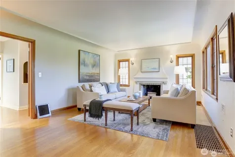 2916 28th Avenue W Seattle WA 98199