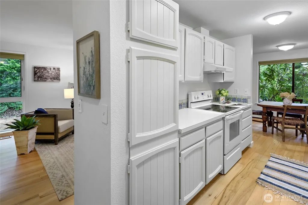 1090 Ihland Place NE Bainbridge Island WA 98110