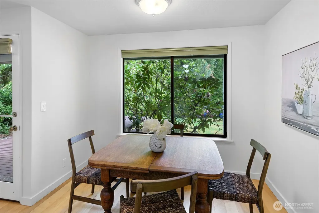 1090 Ihland Place NE Bainbridge Island WA 98110
