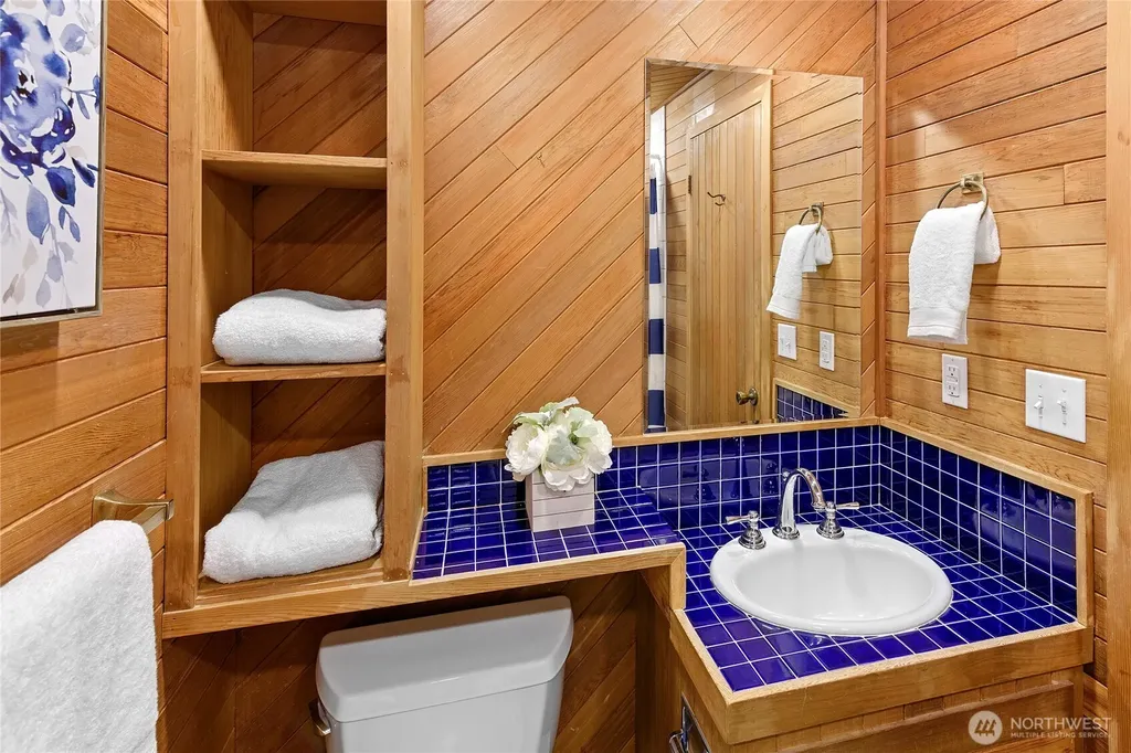 1090 Ihland Place NE Bainbridge Island WA 98110