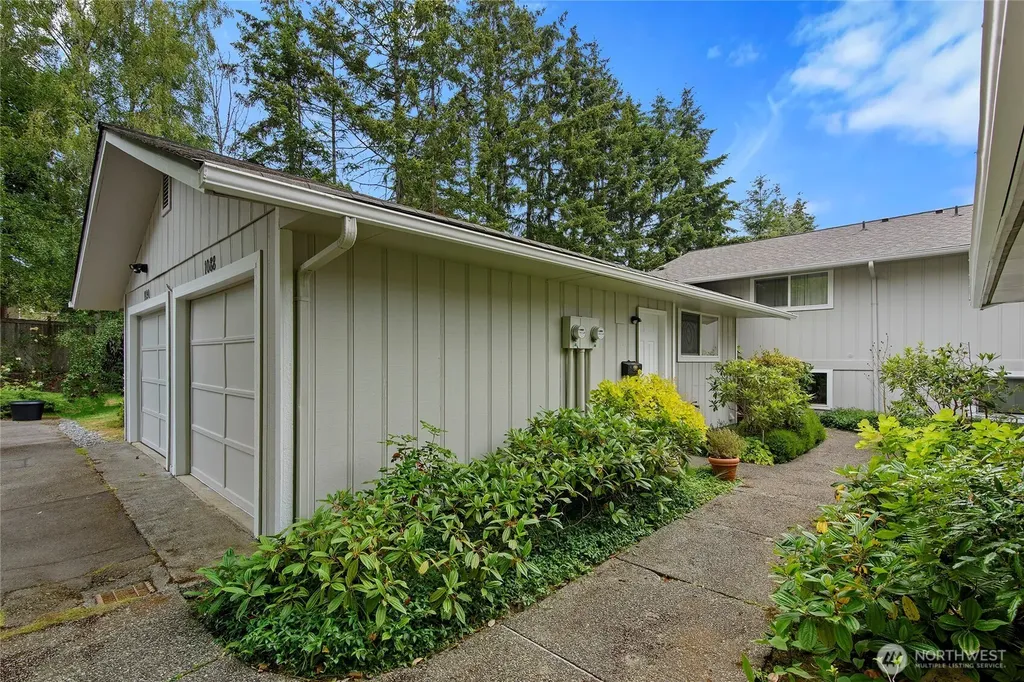 1090 Ihland Place NE Bainbridge Island WA 98110