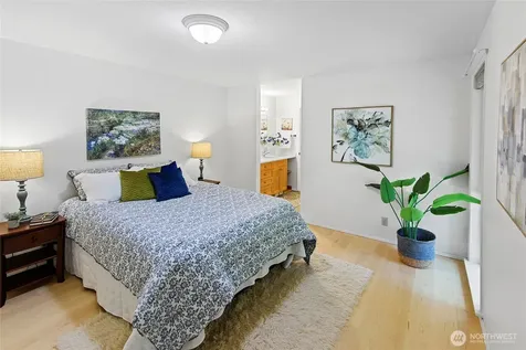 1090 Ihland Place NE Bainbridge Island WA 98110