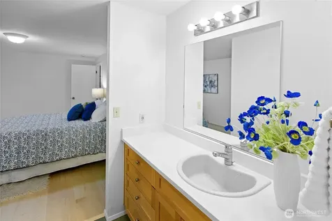 1090 Ihland Place NE Bainbridge Island WA 98110