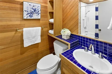 1090 Ihland Place NE Bainbridge Island WA 98110