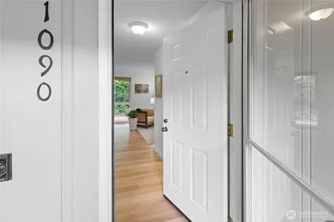 1090 Ihland Place NE Bainbridge Island WA 98110
