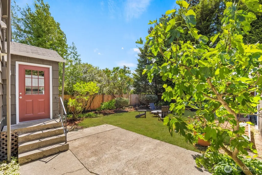 11205 Phinney Avenue N Seattle WA 98133