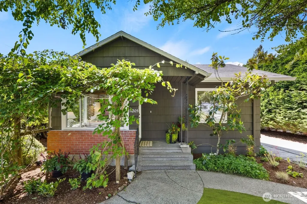 11205 Phinney Avenue N Seattle WA 98133