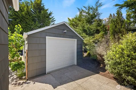 11205 Phinney Avenue N Seattle WA 98133
