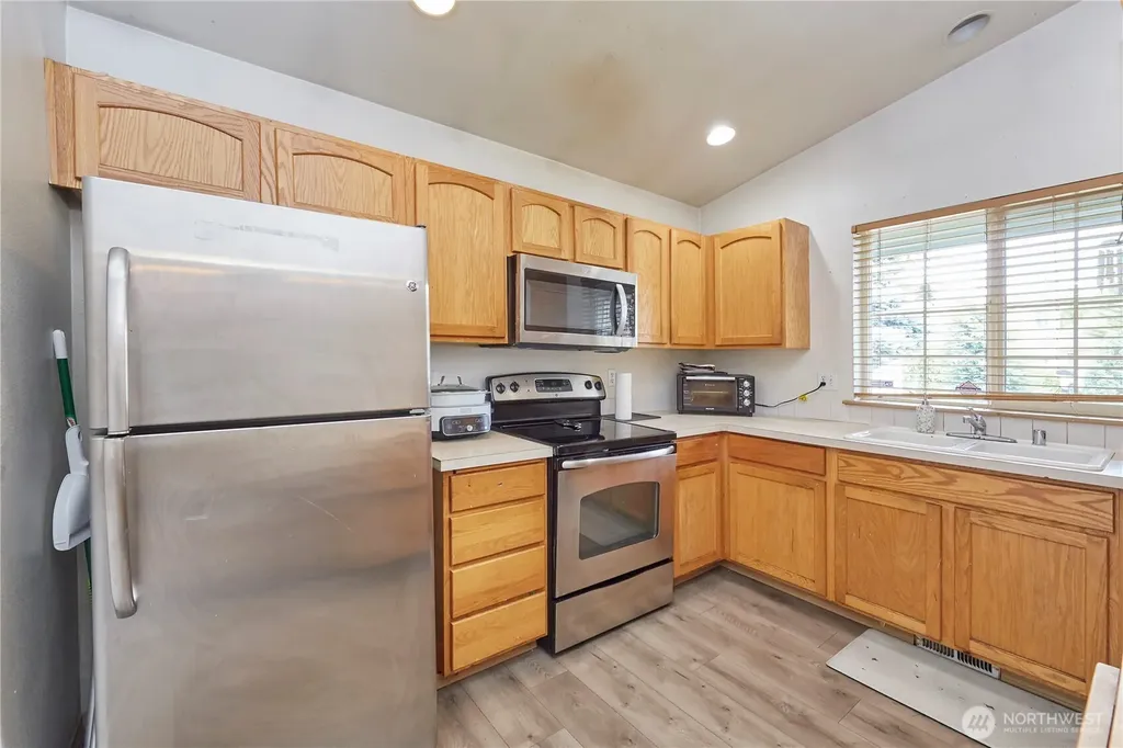 6804 E 132nd Street Court Puyallup WA 98373