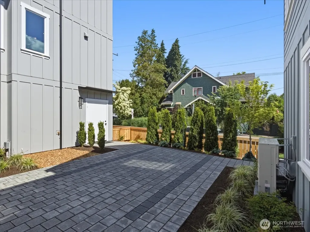 1972 25th Avenue E Seattle WA 98112