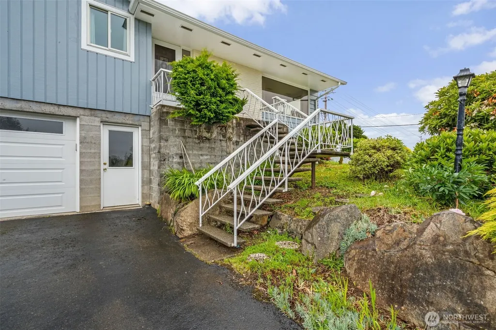 209 Harrison Street Raymond WA 98577