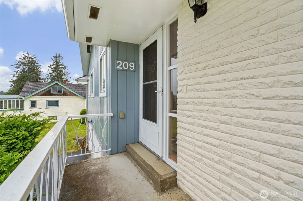 209 Harrison Street Raymond WA 98577
