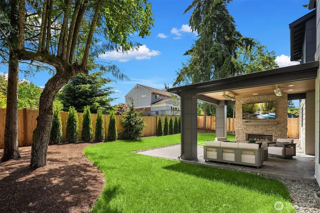 8016 Fairway Drive NE Seattle WA 98115