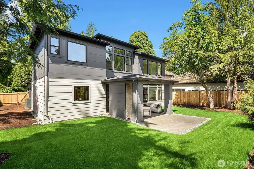 8016 Fairway Drive NE Seattle WA 98115