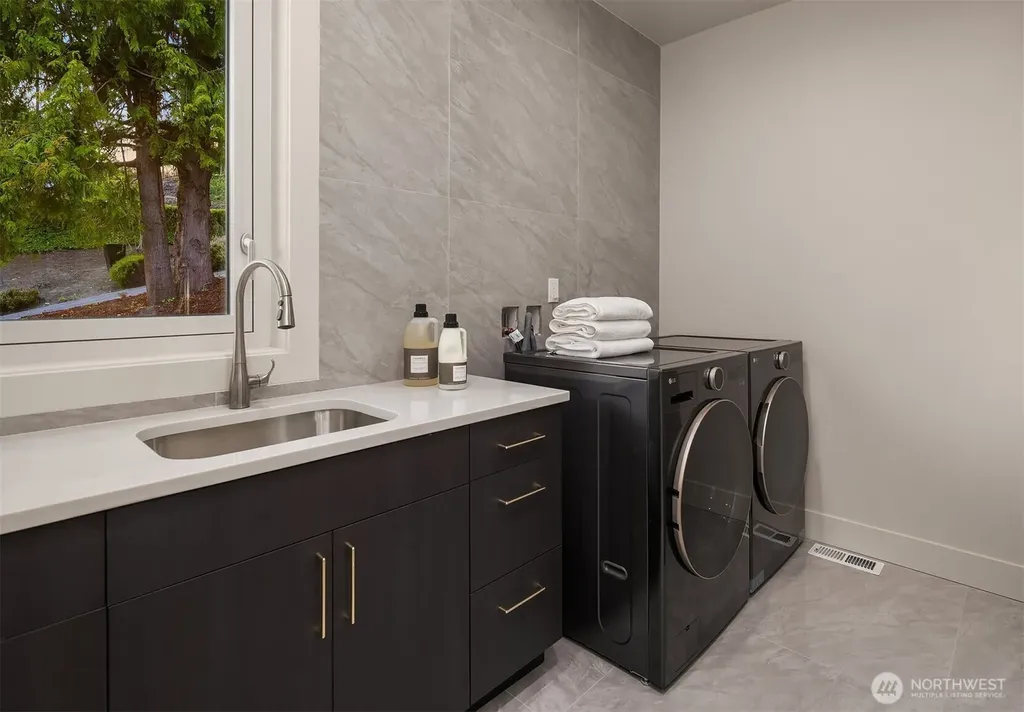 8243 W Mercer Way Mercer Island WA 98040