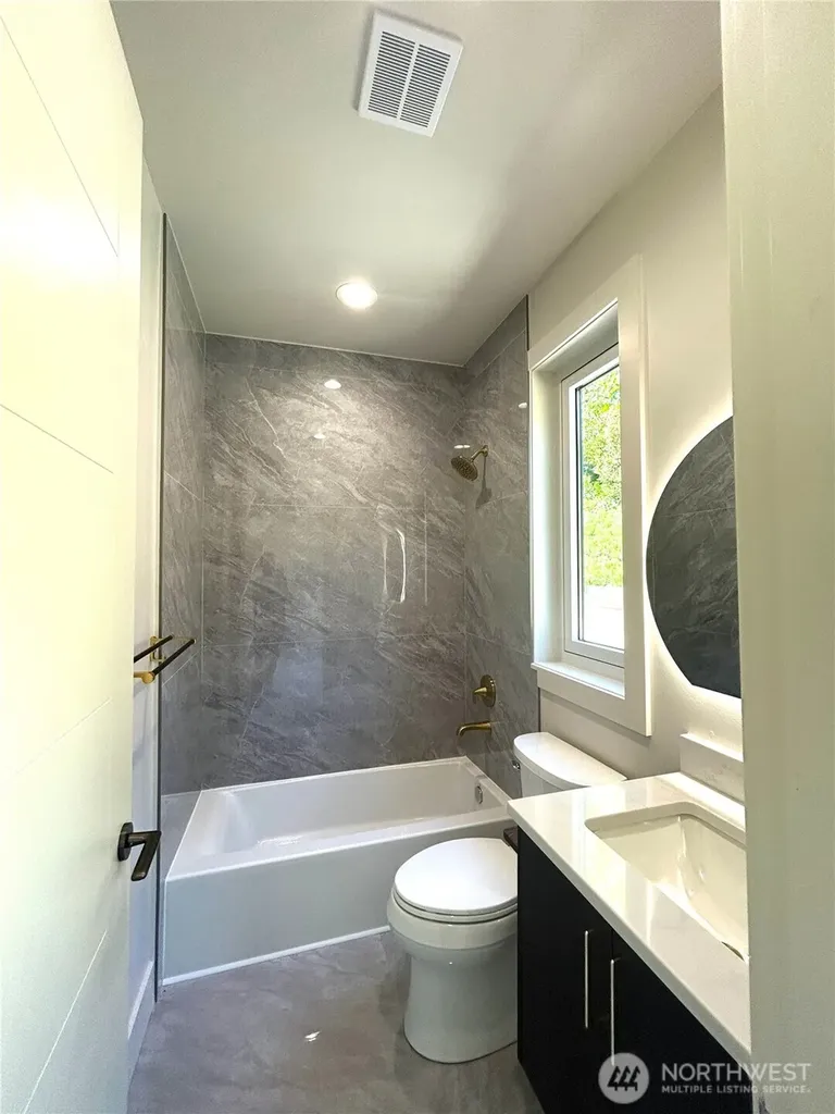8243 W Mercer Way Mercer Island WA 98040