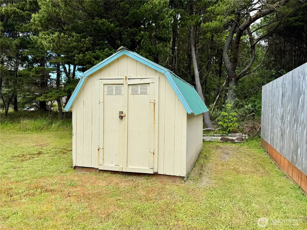 298 5th Street NW Long Beach WA 98631