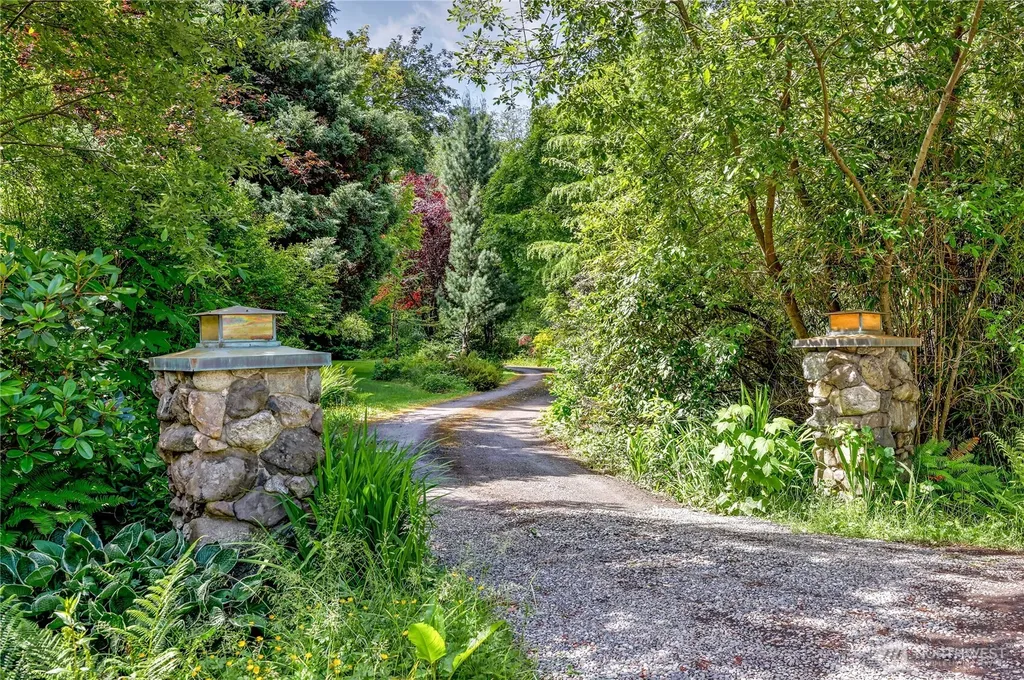 8883 NE Wardwell Road Bainbridge Island WA 98110
