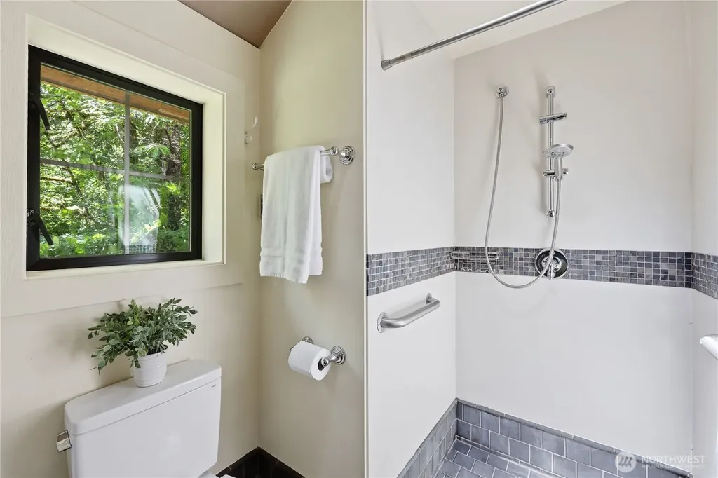 8883 NE Wardwell Road Bainbridge Island WA 98110