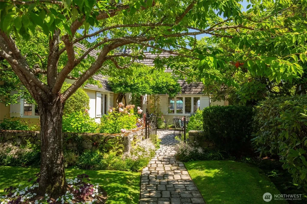 3824 48th Avenue NE Seattle WA 98105