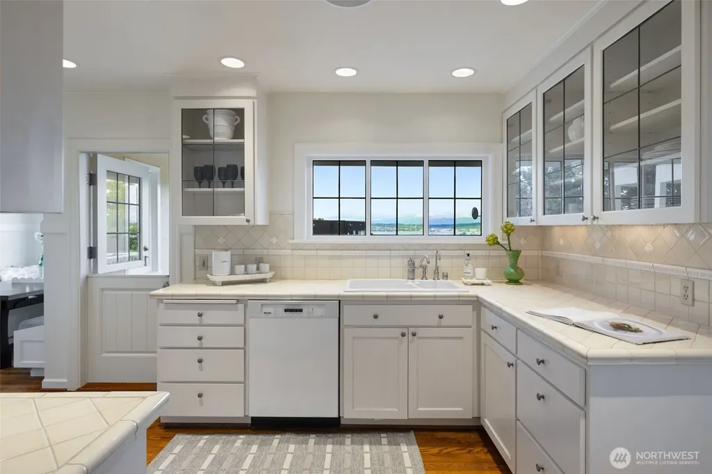 3824 48th Avenue NE Seattle WA 98105