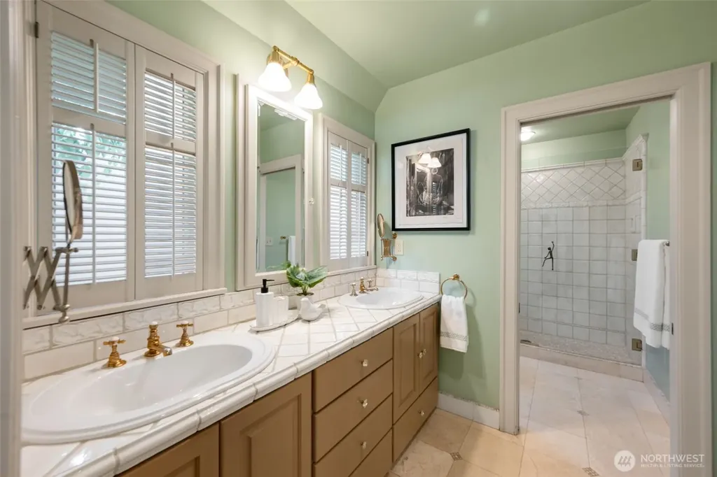 3824 48th Avenue NE Seattle WA 98105