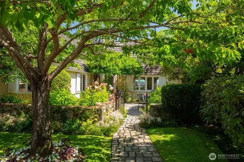 3824 48th Avenue NE Seattle WA 98105