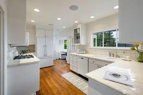 3824 48th Avenue NE Seattle WA 98105