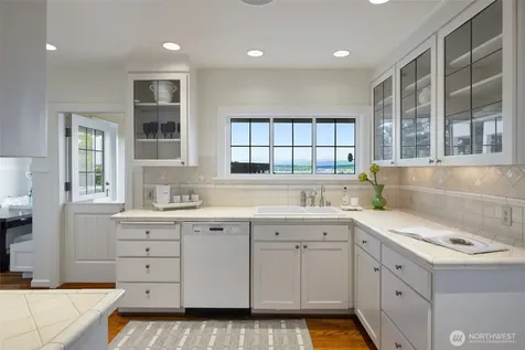 3824 48th Avenue NE Seattle WA 98105