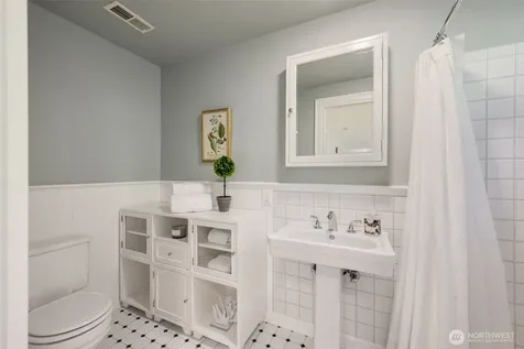 3824 48th Avenue NE Seattle WA 98105