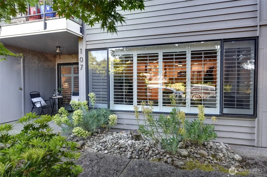 3661 24th Place W Seattle WA 98199