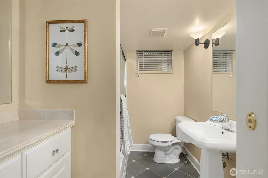 5506 NE Penrith Road Seattle WA 98105