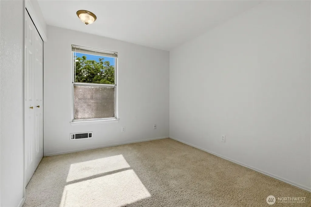31074 9th Avenue S Federal Way WA 98003