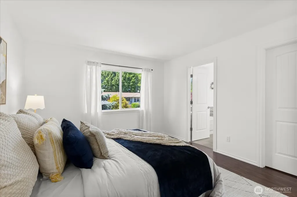 1828 NE Serpentine Place Shoreline WA 98155
