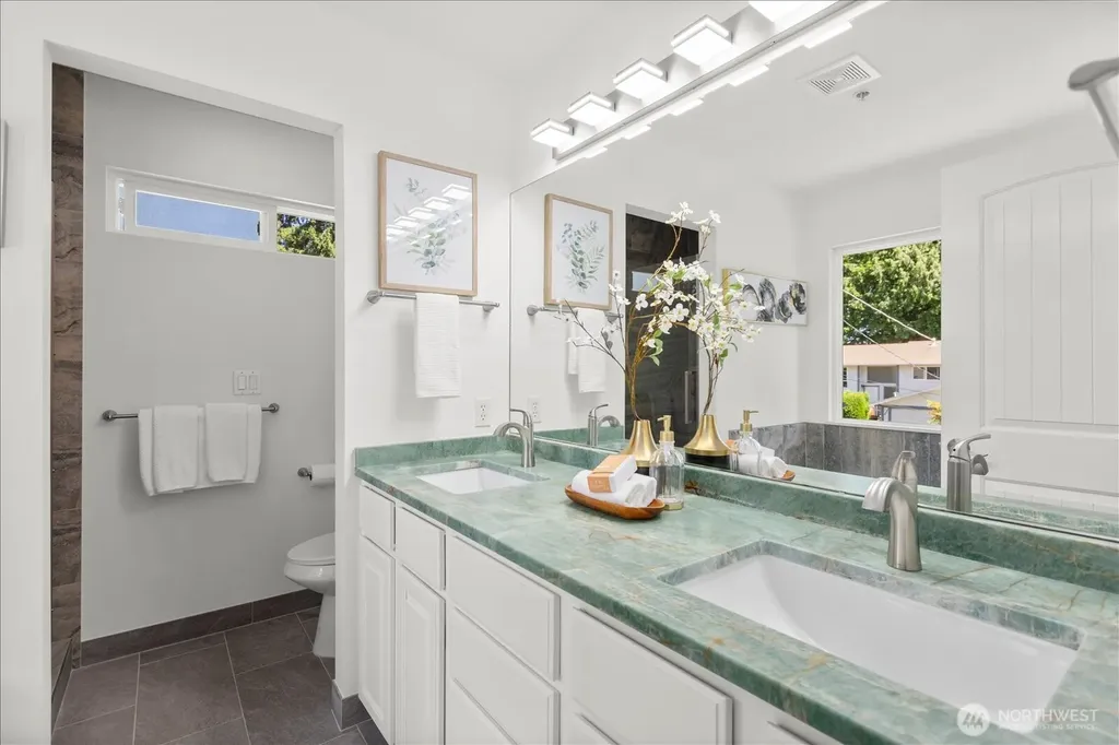 1828 NE Serpentine Place Shoreline WA 98155