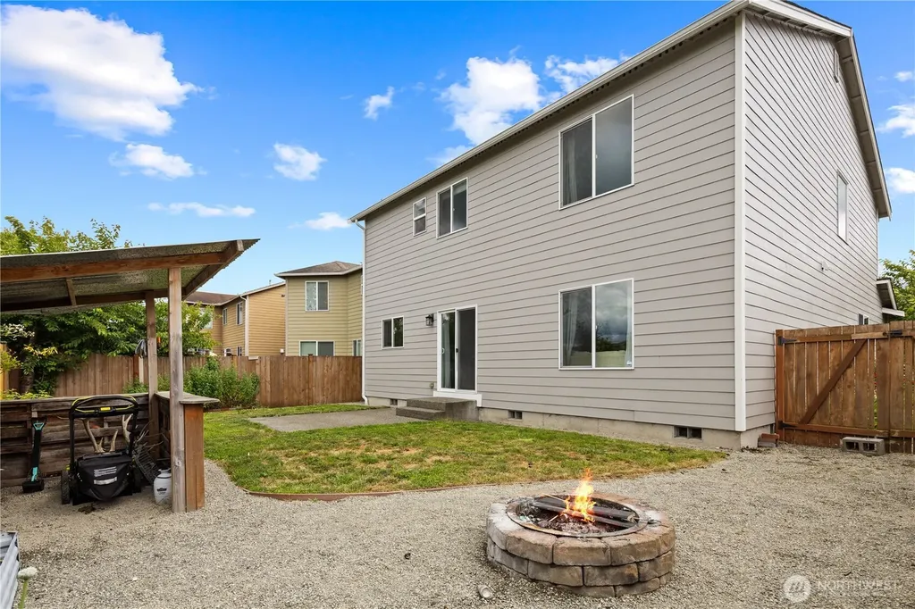 213 Bondgard Avenue E Enumclaw WA 98022