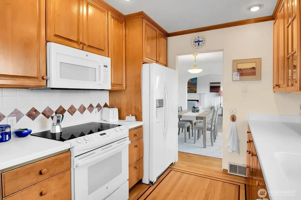 6921 39th Avenue SW Seattle WA 98136