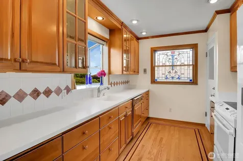 6921 39th Avenue SW Seattle WA 98136